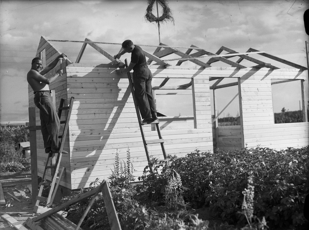 Paul Sandberg, “Gentlemen E. and T. Sund in the process of building their colony villa, already crowned with the roof law wreath,” Tunaberskolonin, Tuna backar