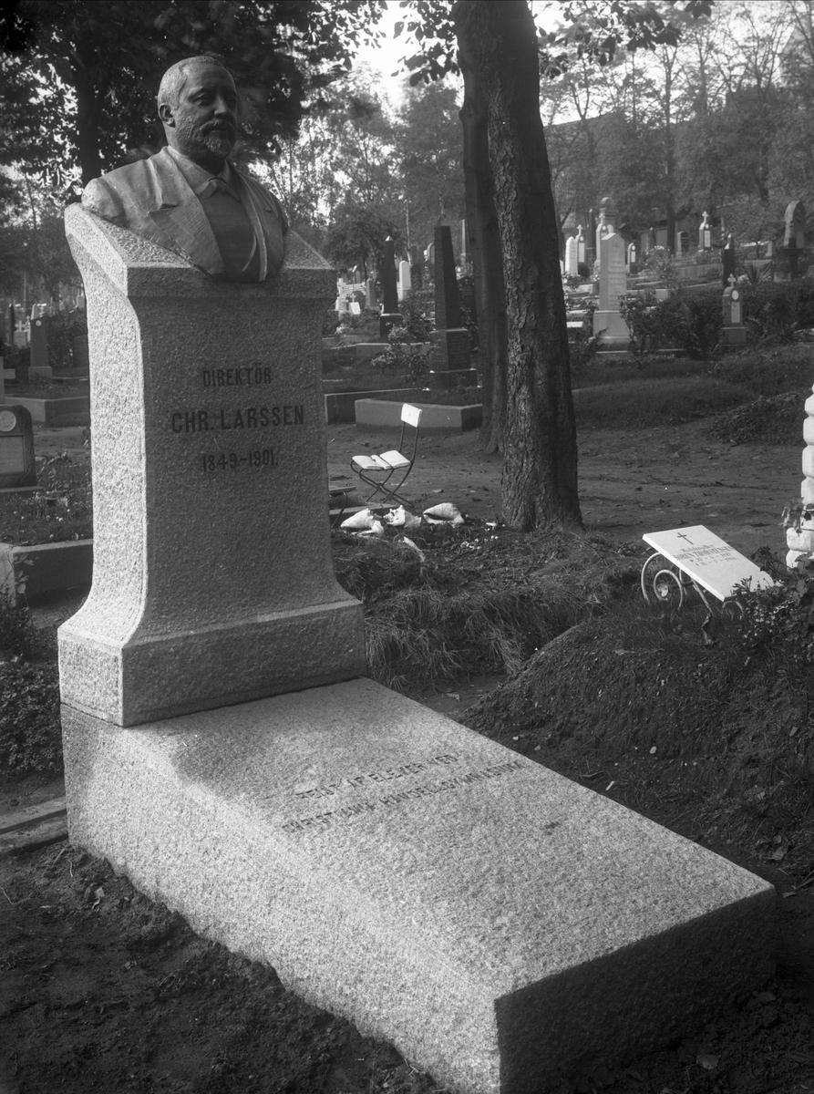 Gustav Borgen, Gravmonument, byste av direktør Christian Larssen, (1849-1901)