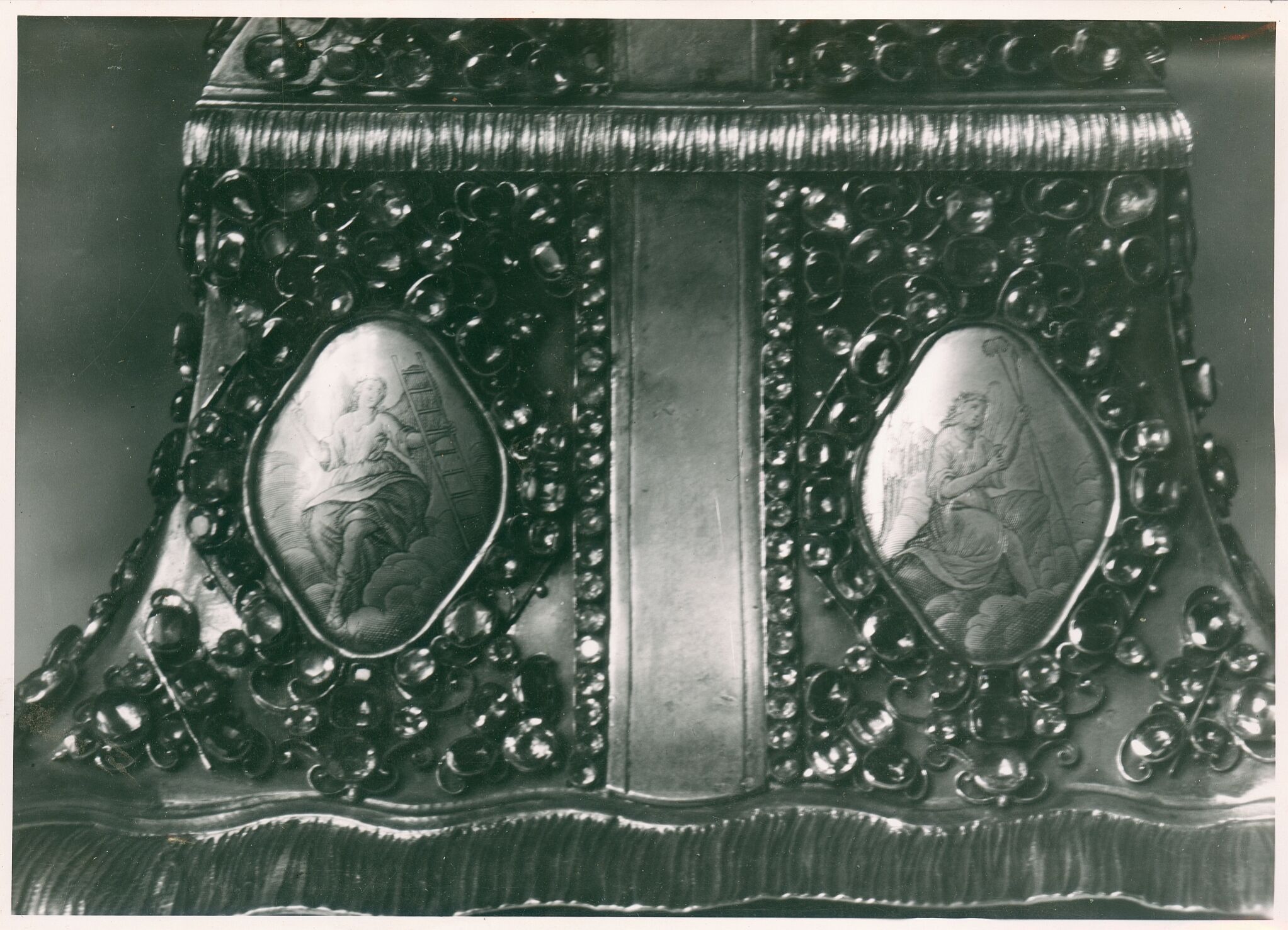 Vladimir Tkalčić, Zagreb - Zagrebačka katedrala - Tumba za sv. Otajstvo, detalj: anđeli u dva medaljona koji nose znakove muke Kristove; iz 1721. godine