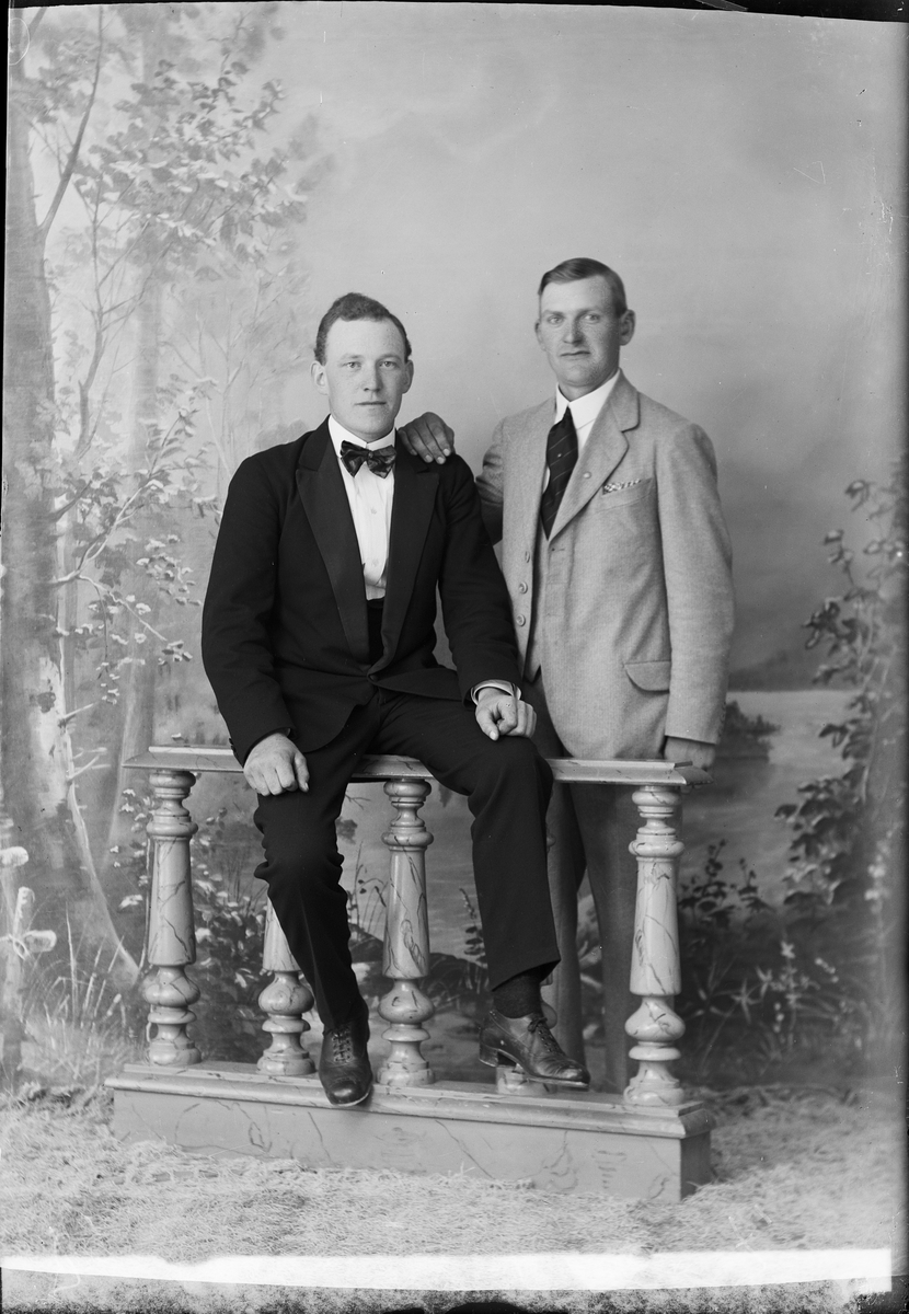Skötsner-Edhlund, Ateljéporträtt - man och Gunnar Lööf från Lugnet, Hökhuvud socken, Uppland 1921