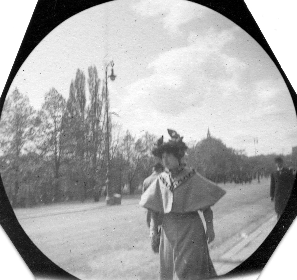 Fredrik Carl Mülertz Størmer, Kvinne spaserer langs Karl Johans gate, Oslo, med Nationaltheateret bak på den andre siden.