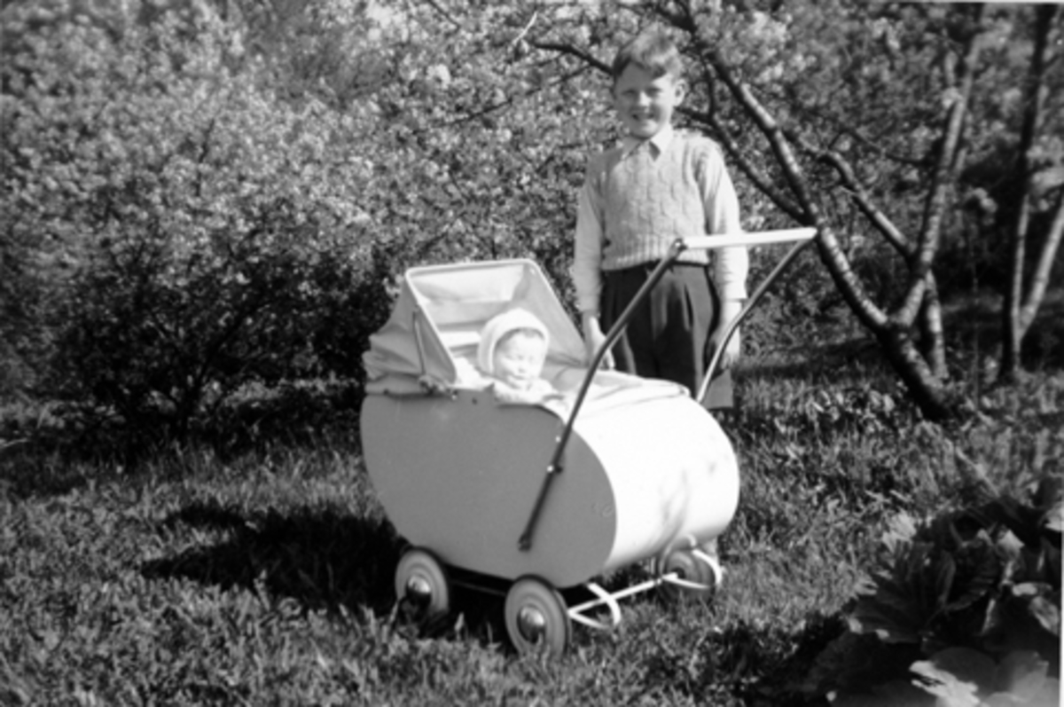 Anno Domkirkeodden, Nersnippen, Veldre, Ringsaker, Anders Ole Hauglid med broren Lars Erik i barnevogn.