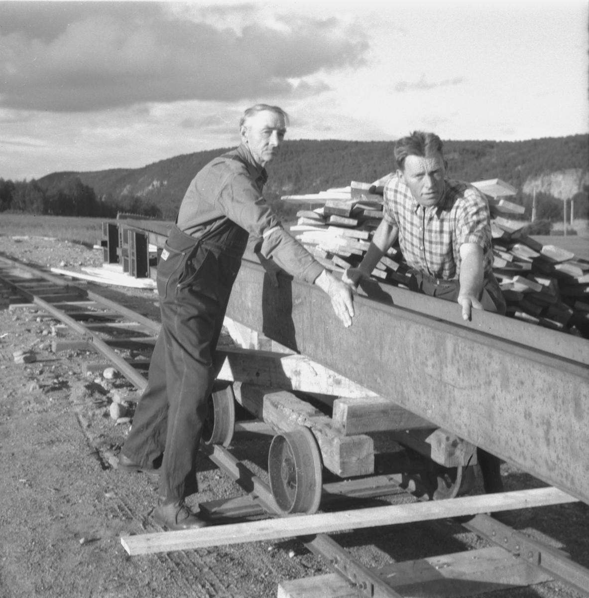 Per Magne Grue, Estensvold bro, Bygging, To menn med tralle på jernbane
