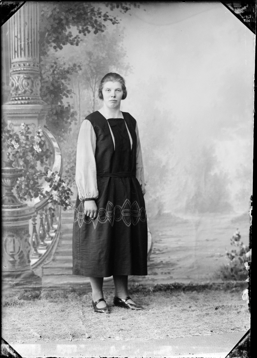 Skötsner-Edhlund, Ateljéporträtt - Anna Wahlgren från Gimo, Uppland 1925