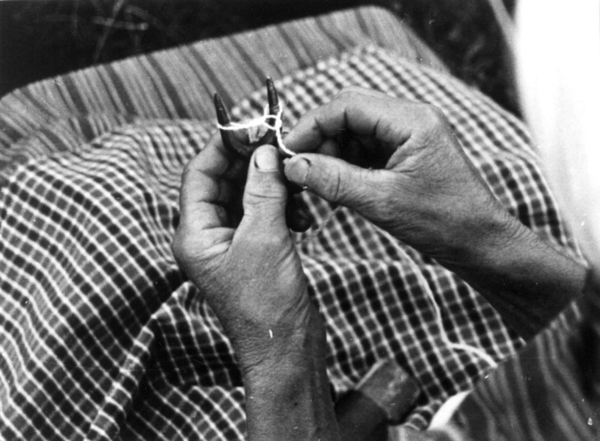 Anna Grostøl, Å lage snor på "mygestyng". Bjelland, Marnardal, Vest-Agder 1941.
