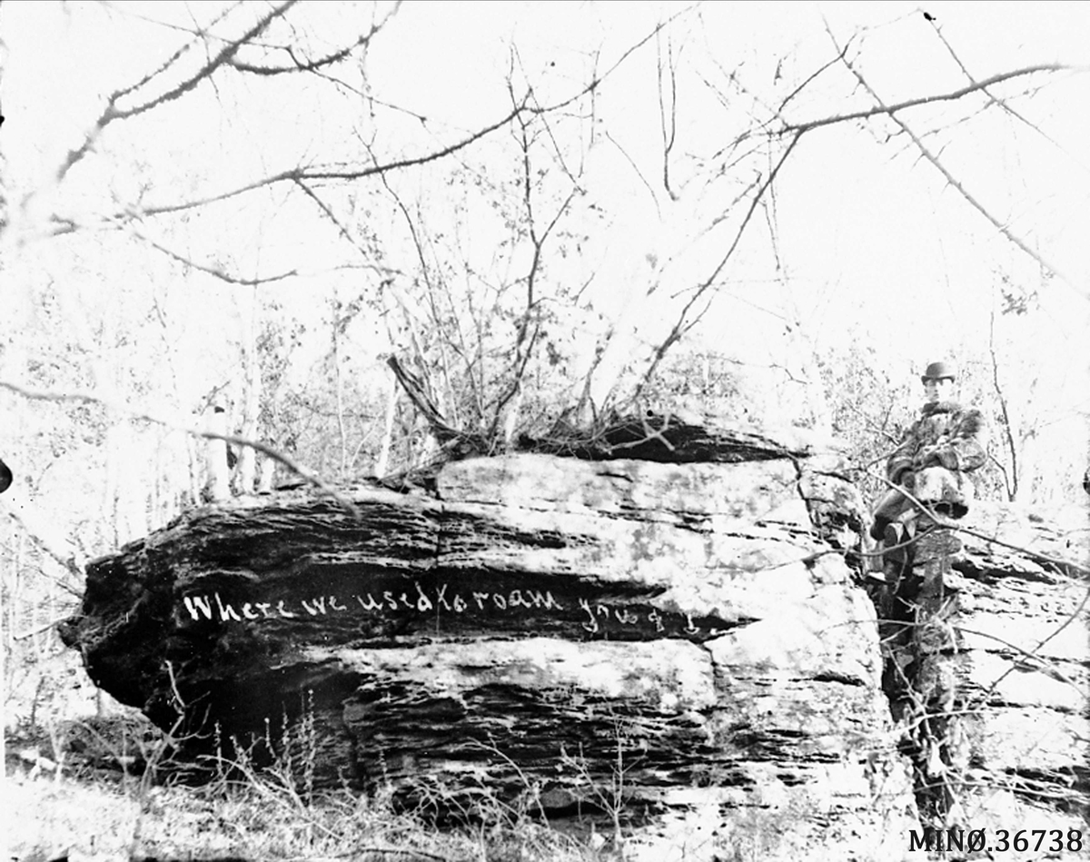 Ellert Kleven, Mann ved siden av stor stein. På stenhamaren ved Fall Coulee, Wisconsin.