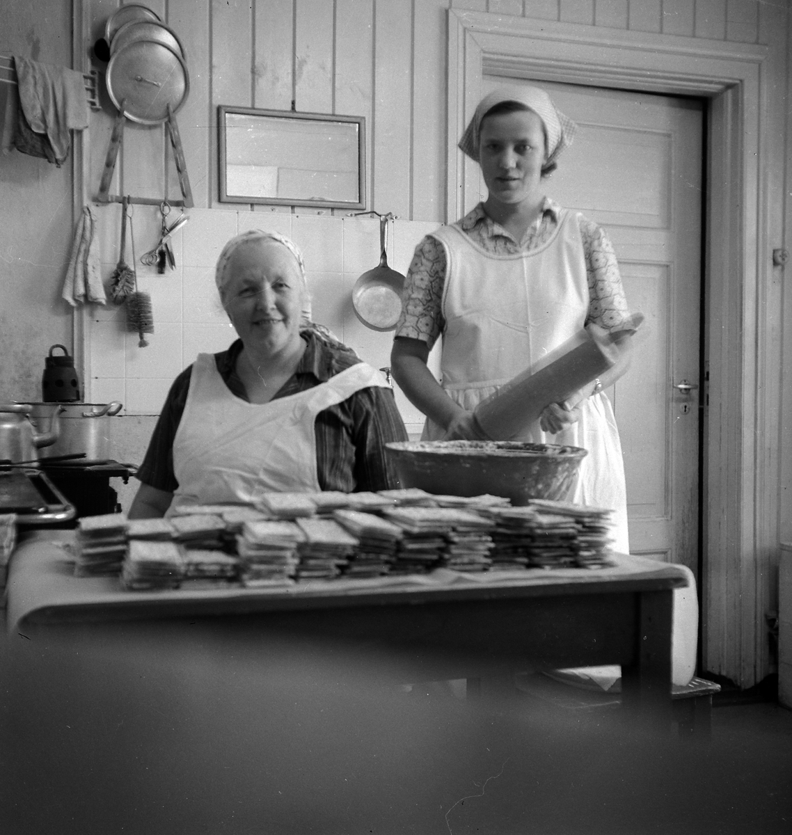 Adolf Skjegstad, BAKSTEKONER, JULEBAKST, KAKEBAKING, GORO, KJØKKENINTERIØR.