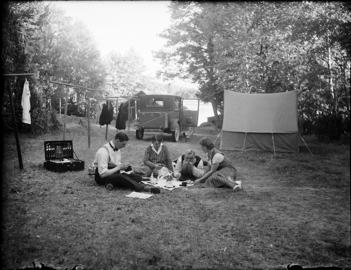 Skötsner-Edhlund, Män och kvinnor har picknick vid tältet, Sverige
