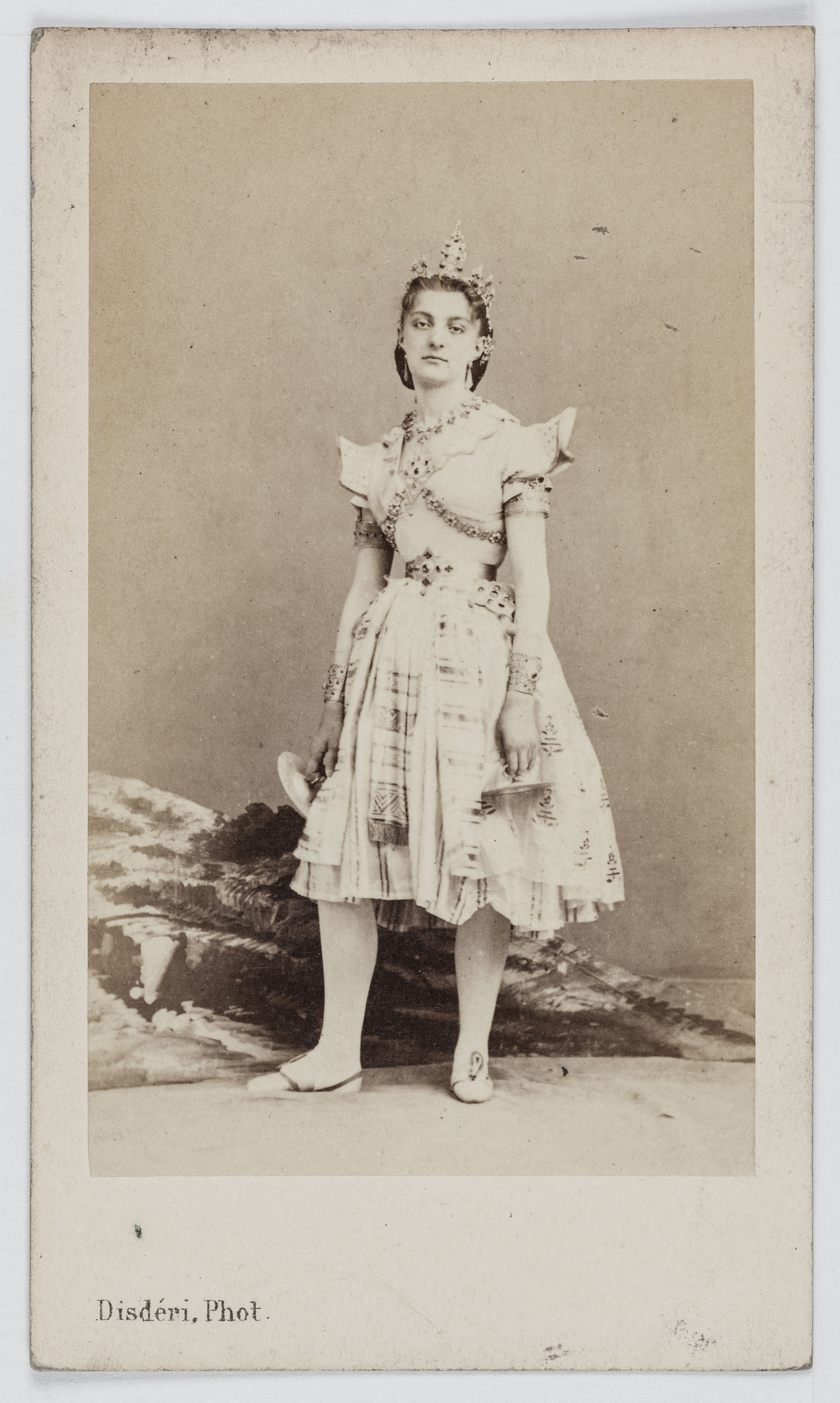 André-Adolphe-Eugène Disdéri, Portrait d'Alexandrine Simon (1834- ap.1895), danseuse et actrice à l'Opéra de 1852 à 1870, au Théâtre des Bouffes-Parisiens en 1862 et au Théâtre de la Gaîté.