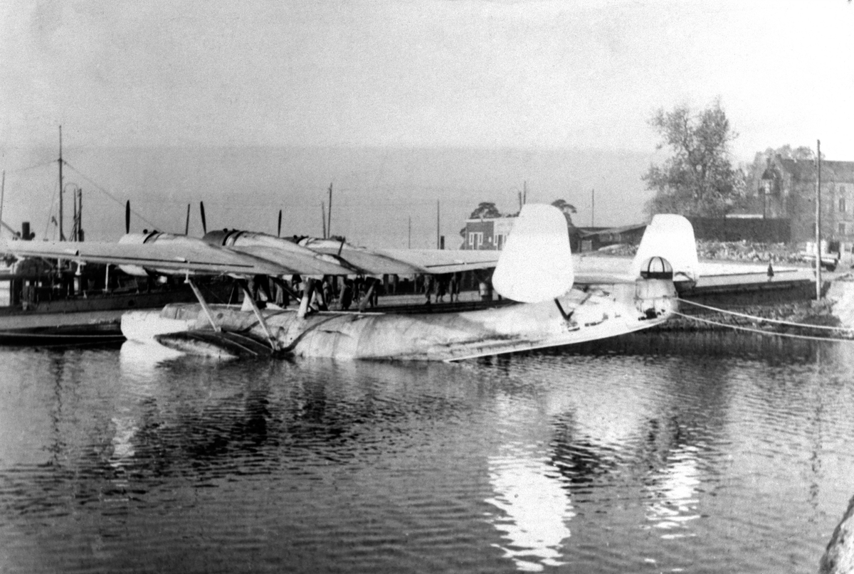 Anno Domkirkeodden, TYSK REKOGNOSERINGSFLY, KAMPFLY, DORNIER DO 24, LANDET PÅ MJØSA VED HAMAR BRYGGE To Dornier 24T ble overtatt av det engelske RAF (Royal Air Force) og dette er enten serienr 3300 eller 3335 som ble mest brukt i Nord-Norge i tiden etter frigjøringen. Det ble bla brukt til å frakte skadete mineryddere…