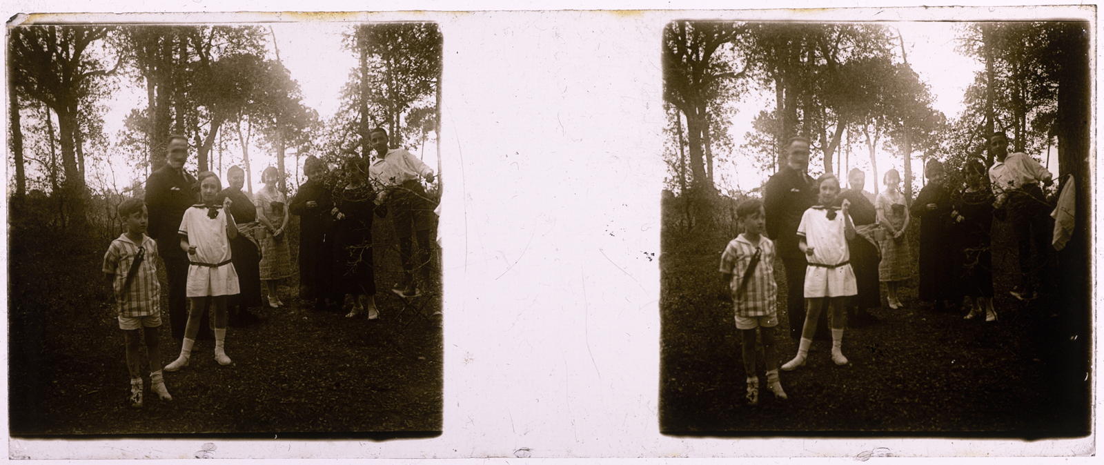Desconegut, [Group of people in the forest]
