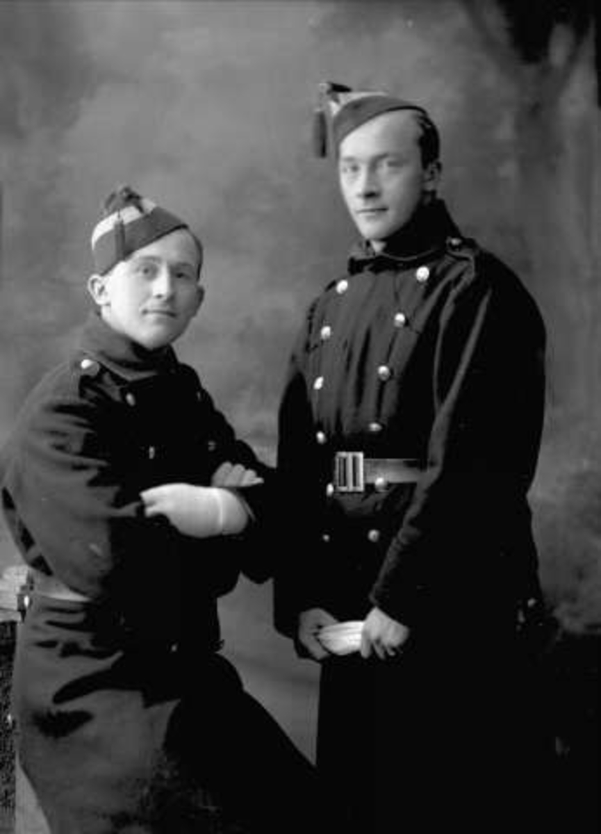 Gustav Borgen, Gruppeportrett, to gardister i uniform.