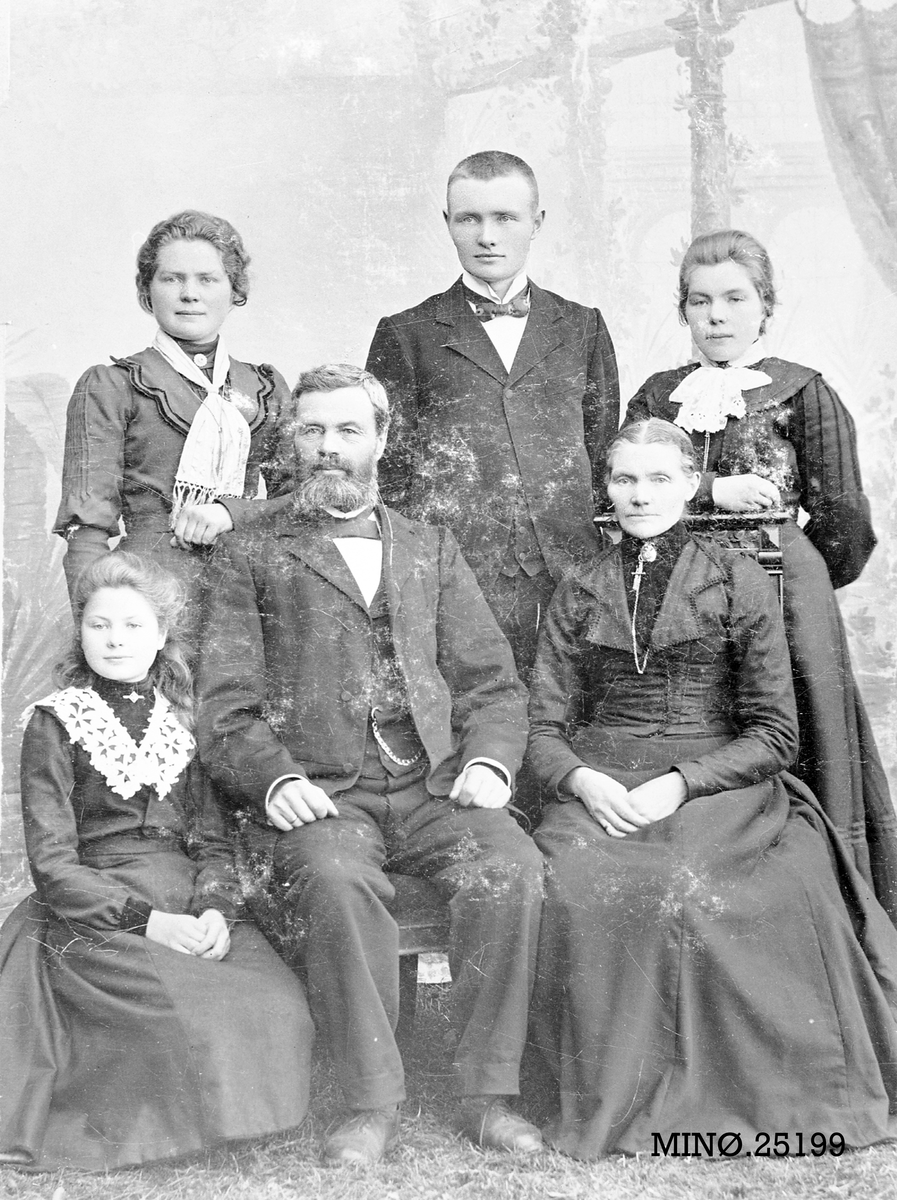 Henrik Augustinsson Stinessen, Portrett av familien Stamoen.
