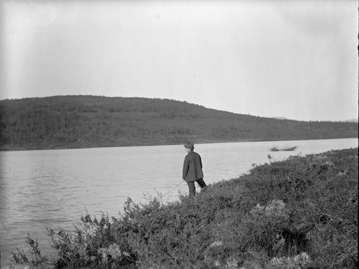Anders O. Sørhuus, Mann på fisketur, Nysetertjønna (Kvebergtjønna)