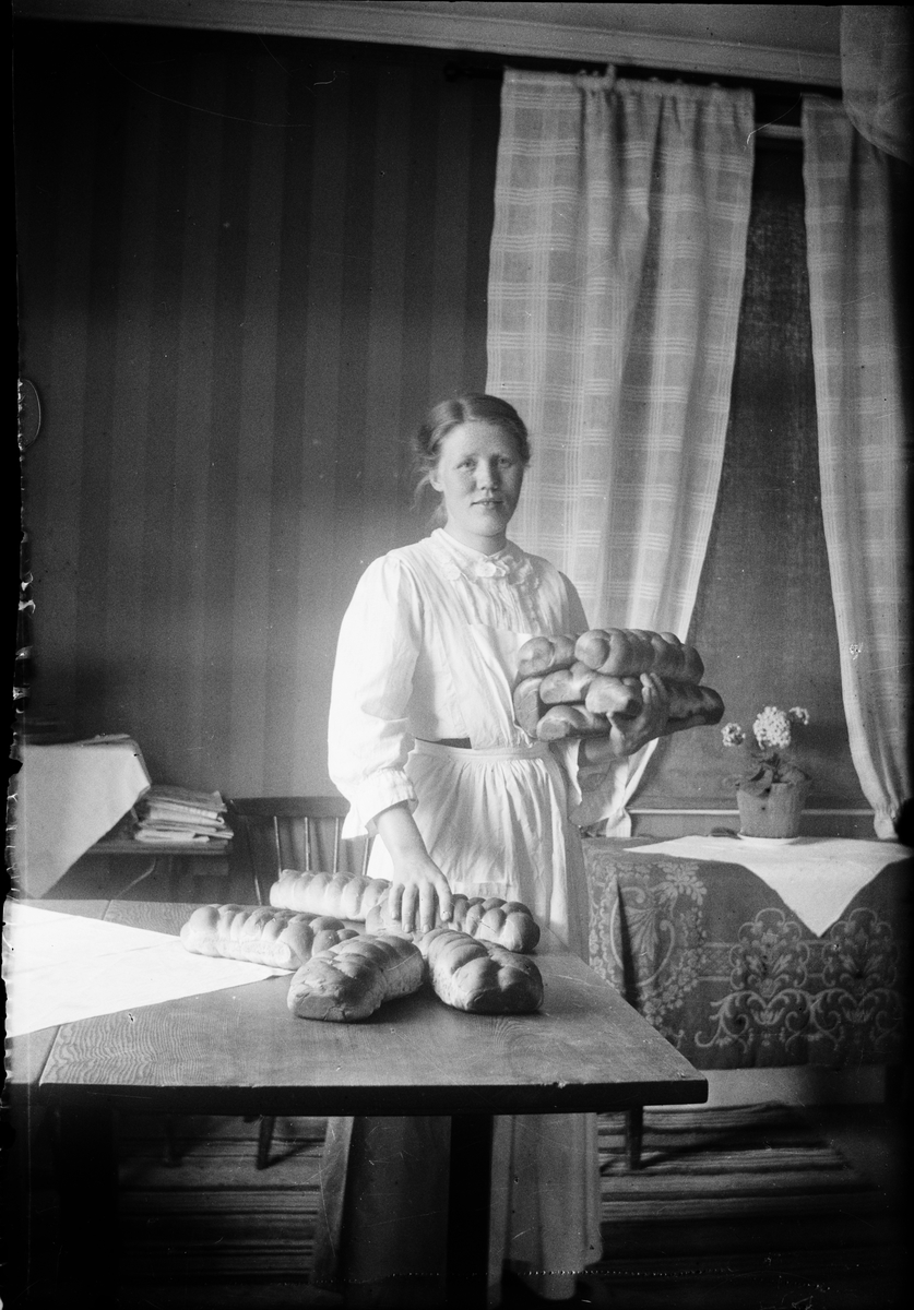 Skötsner-Edhlund, Ruth med nybakt bröd, Östhammar, Uppland