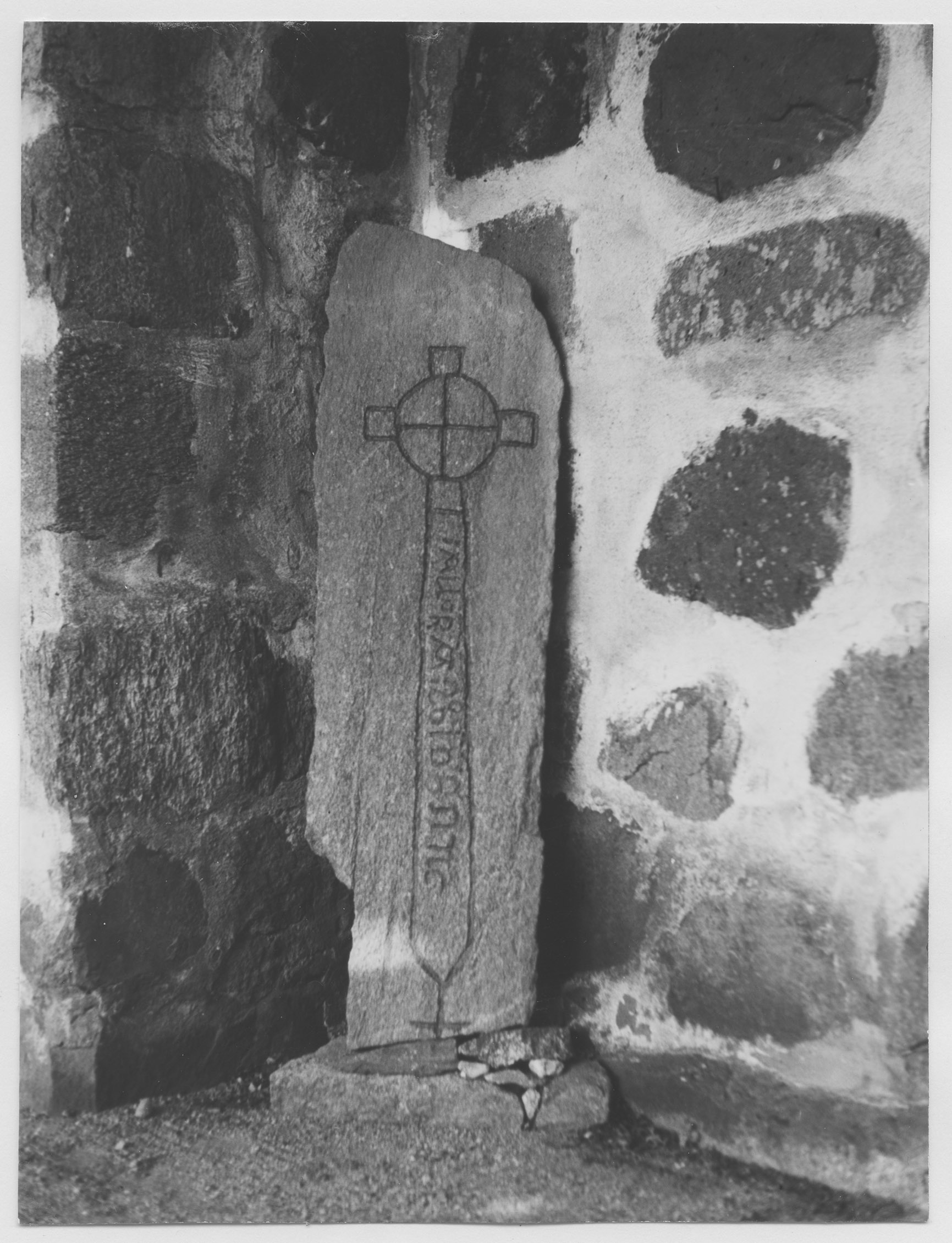 Mårten Sjöbeck, Edsbro kyrka, medeltida gravvård med svärdformad ristning