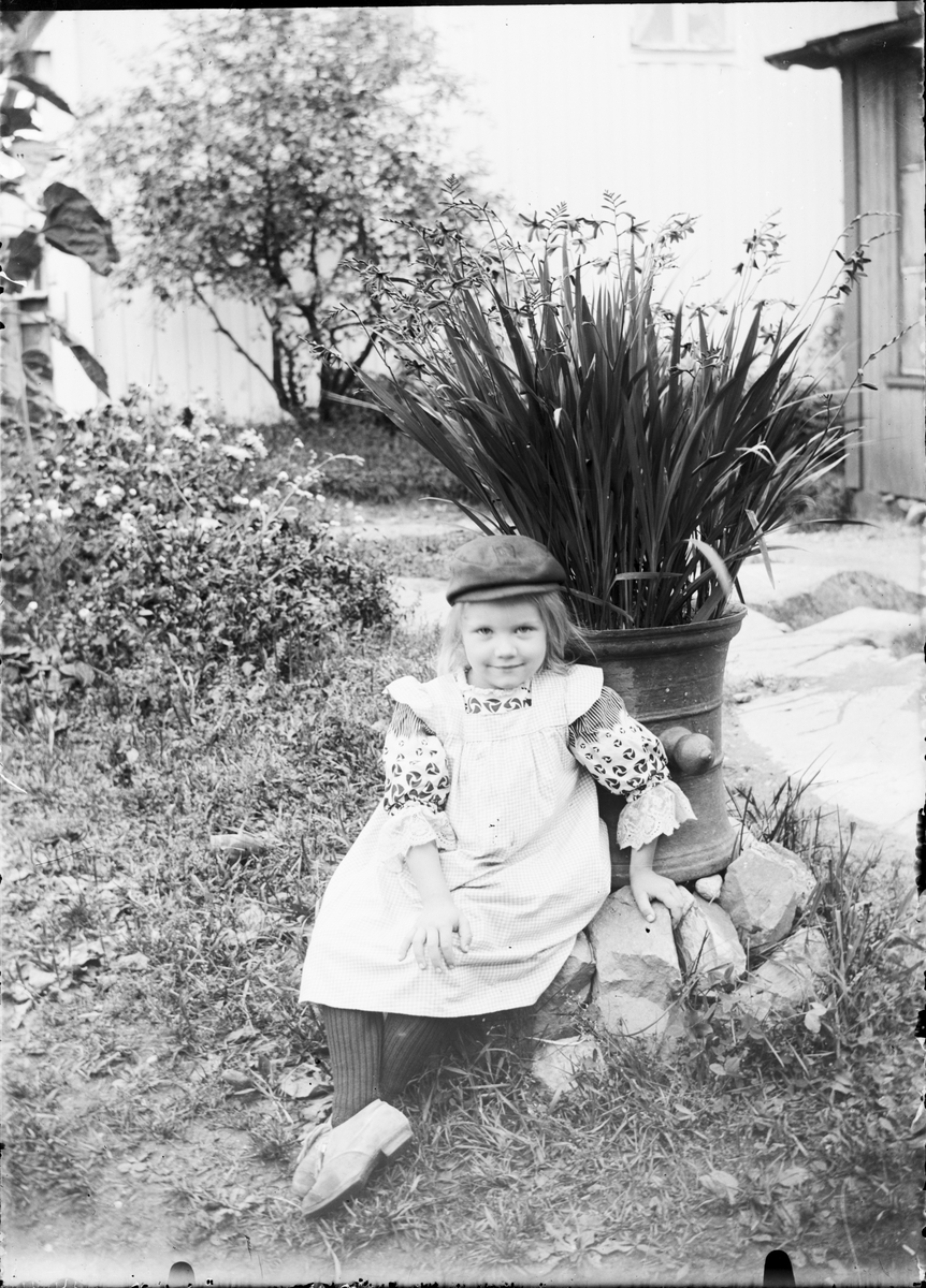 Skötsner-Edhlund, Tyra Edhlund i trädgården, Östhammar, Uppland 1908