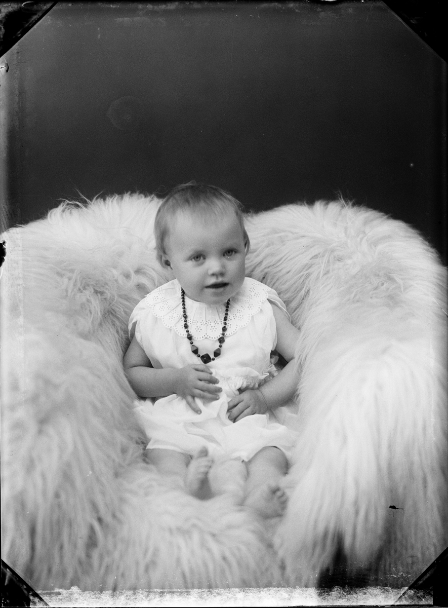 Skötsner-Edhlund, Ateljéporträtt - barn till Karl Axel Hägglund från Gimo, Skäfthammar socken, Uppland 1932