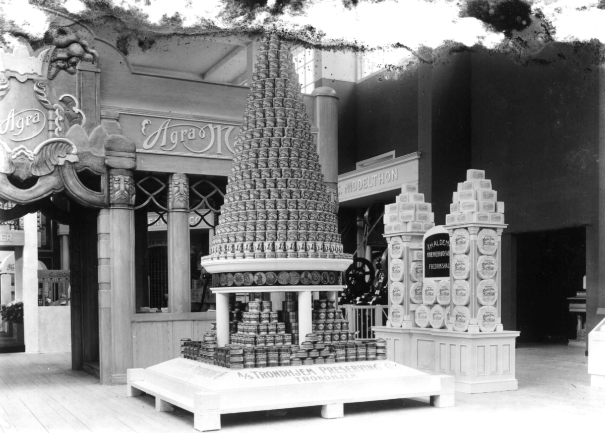Hermann Christian Neupert, Jubileumsutstillingen på Frogner, Oslo, 1914. Interirør paviljong. Utstilling av hermetikk og margarin.