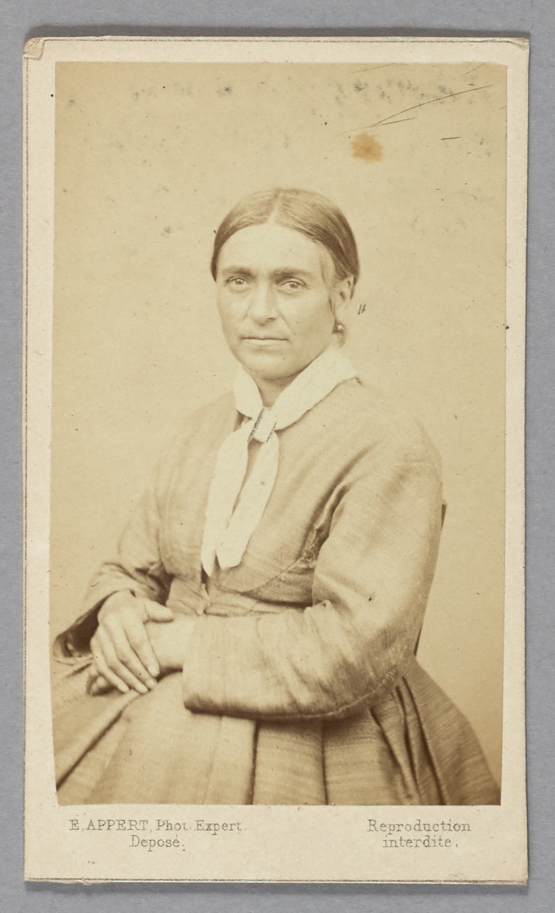 Ernest Charles Appert, Portrait de Marie Jeanne Moussu, pris à la prison des Chantiers à Versailles. Commune de Paris, 1871.