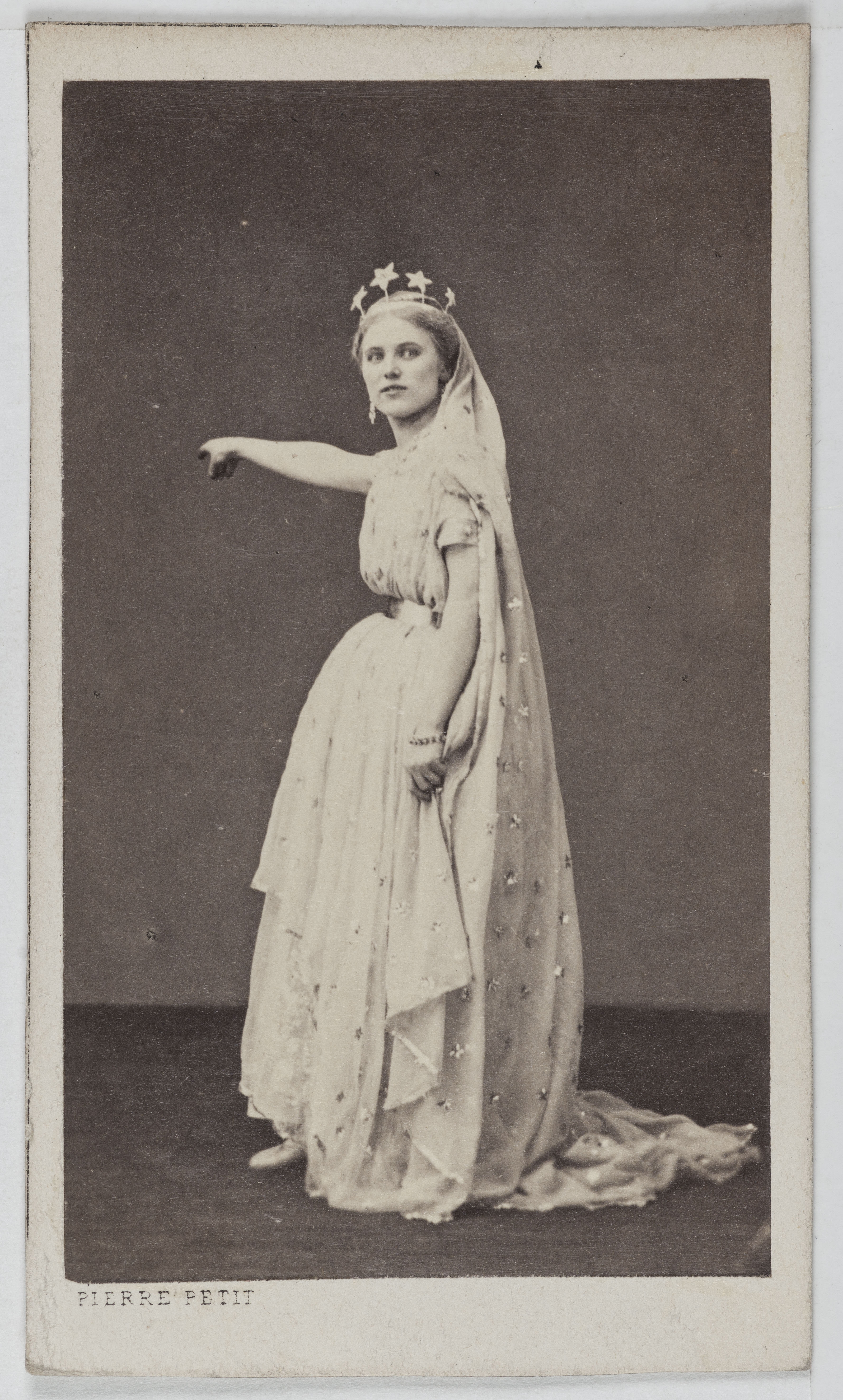 Pierre Petit, Portrait de Christine Nilsson (1843-1921), épouse Rouzaud, chanteuse d'opéra suédoise, dans la Flûte Enchantée en mars 1867.