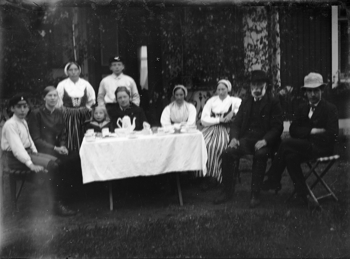 Okänd,, Kaffebjudning ute i trädgård i Ruben och Christiane Liljefors sommarställe Svensgården i Dalarna i Sverige med bland annat Svens Olle och hans döttrar, Anna, Britta och Kristina, Christiane Liljefors med barnen Alf, Roland, Ingemar och Marit