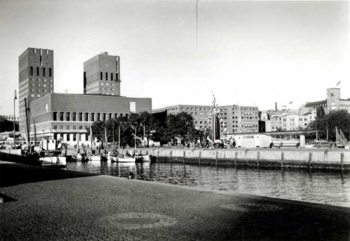 Hermann Christian Neupert, Rådhusplassen, Oslo 1939. Brygger med båter og Rådhuset. Sett fra utstikker.
