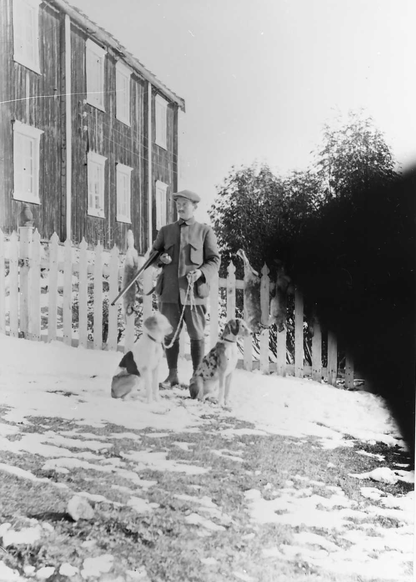 Peder J. Bredalslien, Jeger med hund og gevær