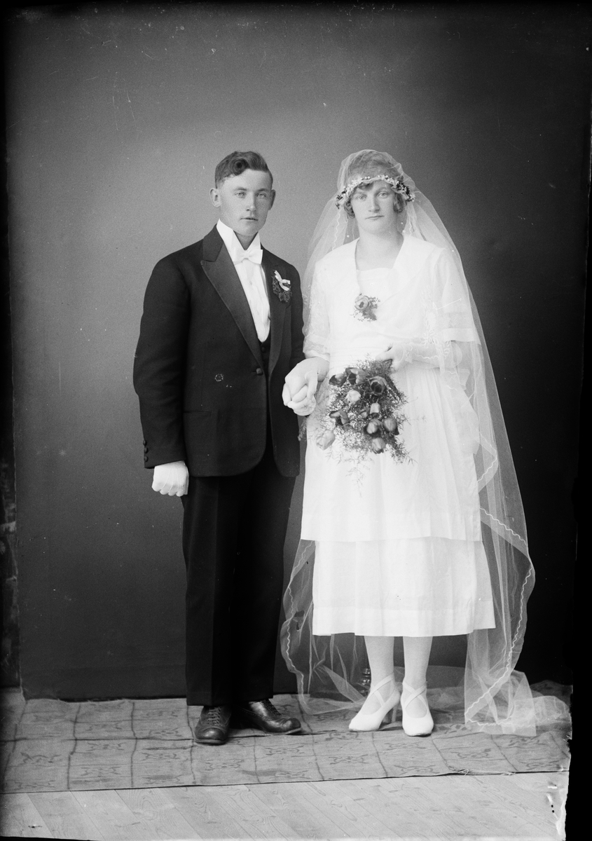Skötsner-Edhlund, Brudparet Wallin från Lysta, Hökhuvuds socken, Uppland 1922