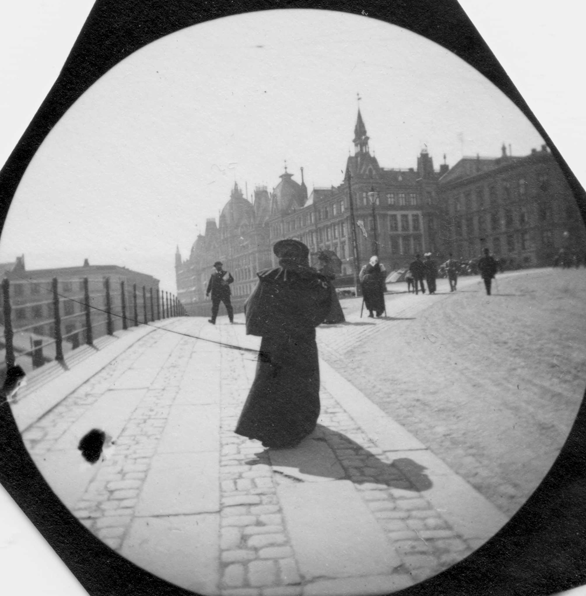 Fredrik Carl Mülertz Størmer, Mennesker i bygate. Victoria Terasse, Oslo, gjerde mot bygninger på et lavere plan.