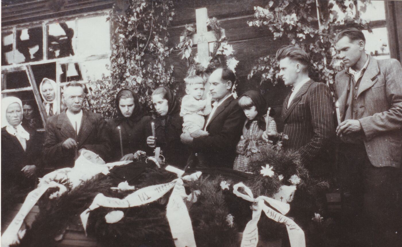 Unknown artist, Tremtinės Marijonos Kalašinskienės laidotuvės