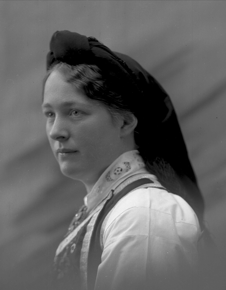 Gustav Borgen, Portrett, kvinne i bunad, Anne Valebjørg.