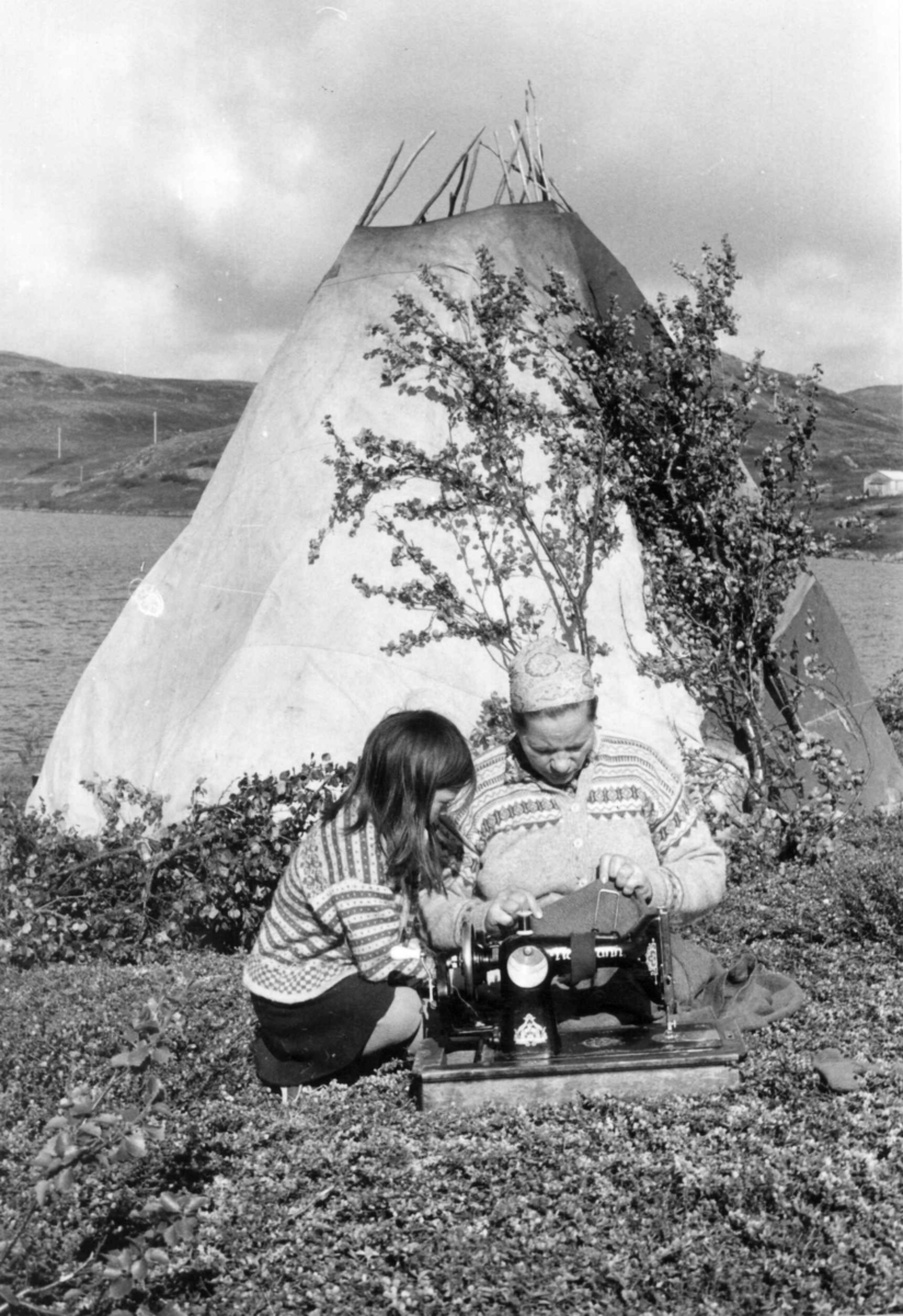 Virginia Raymond Davidson, Maskinsøm. Ellen Marie Anti syr kjole på symaskin til sin datter Karen Marie som sitter ved siden av. Isfjordfjellet 1959.