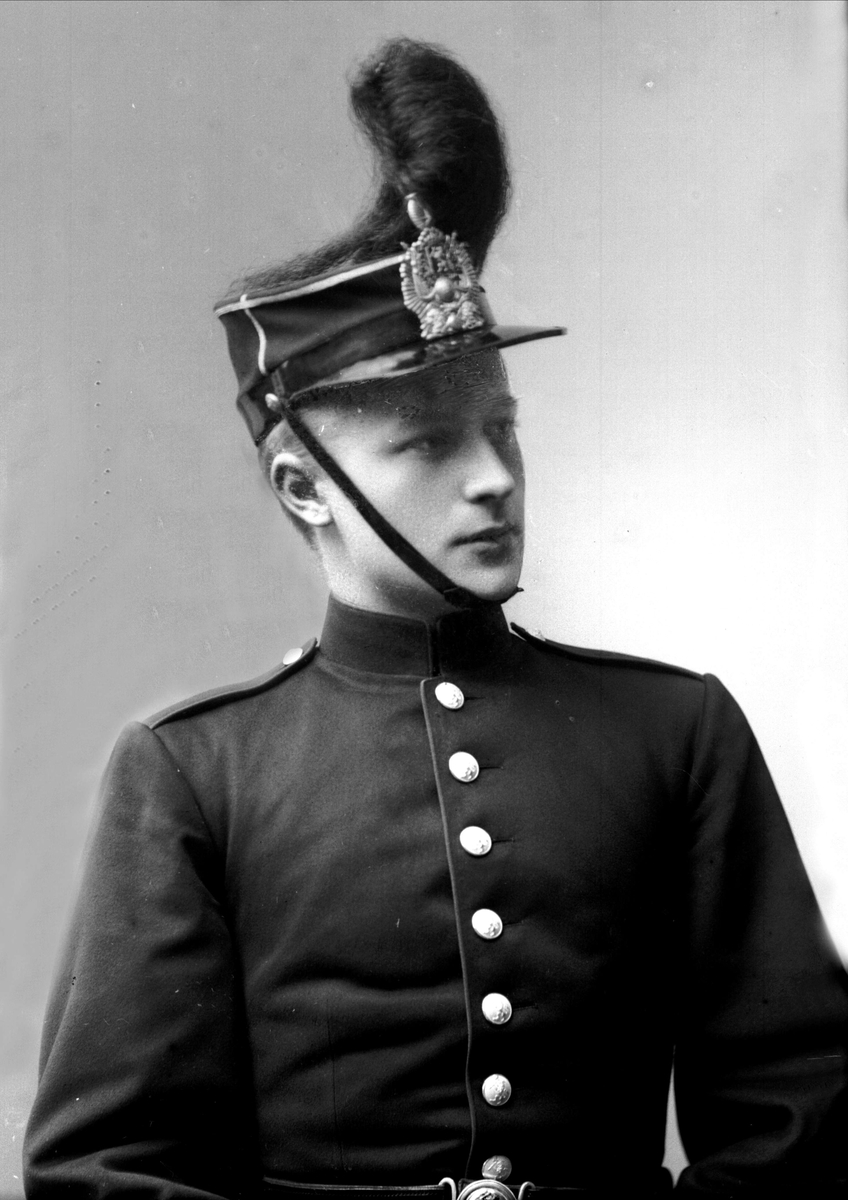 Gustav Borgen, Portrett, mann i kadettuniform.