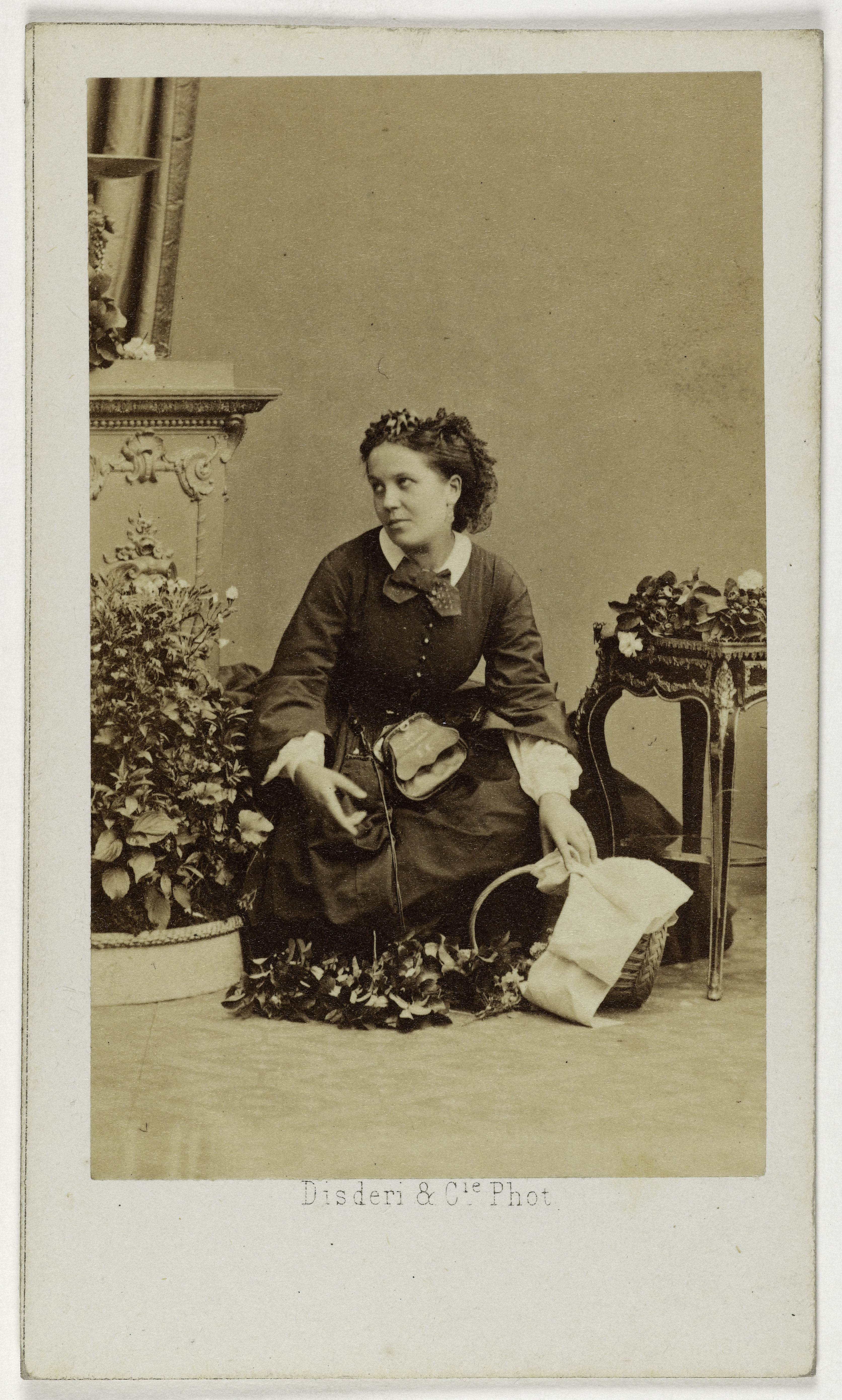 Disderi & Cie, Portrait d'Isabelle La Bouquetière (Isabelle Briaud, dite), (bouquetière de jockey club sous le 2nd Empire et jusqu'en 1875)