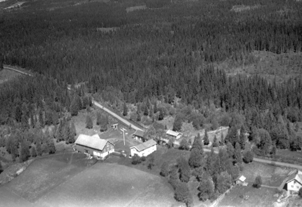 Widerøes Flyveselskap A/S, Flyfoto av ukjent gardsbruk, Brumunddal.