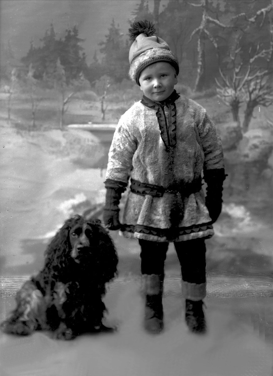 Gustav Borgen, Portrett, liten gutt i samisk(?) drakt, med hund. Kaptein Zimmers sønn.