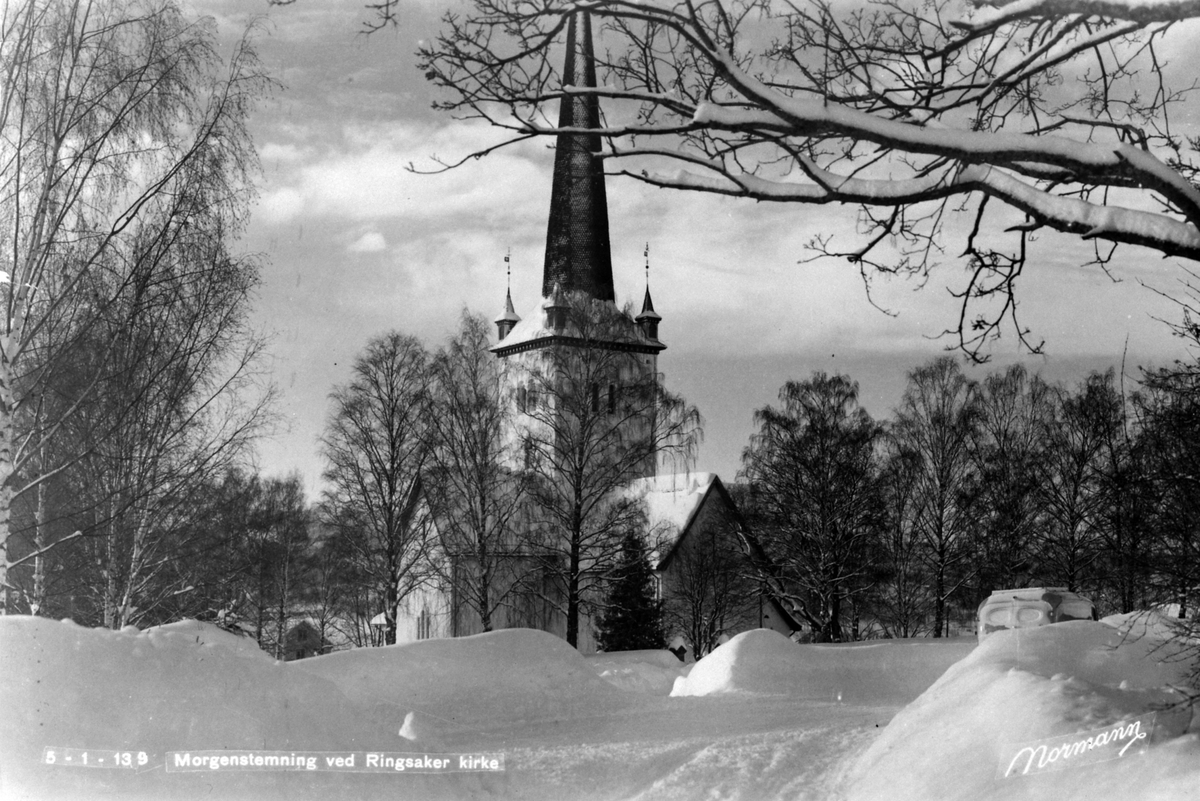 Anno Domkirkeodden, Ringsaker kirke, vintermorgen med mye snø. 1940-tallet.
