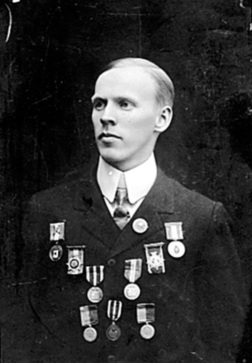 Anno Domkirkeodden, PORTRETT OTTO MONSEN MED MEDALJER, SKØYTELØPER, HØYDEHOPPER