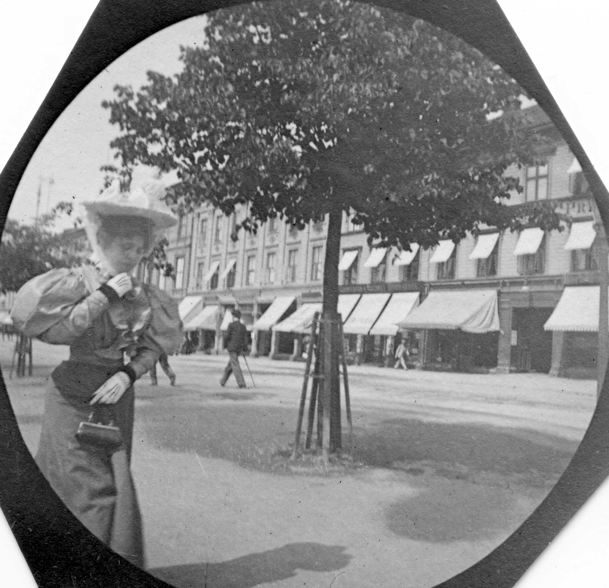 Fredrik Carl Mülertz Størmer, Lilli Heiberg, datter av professor Heiberg, spaserer langs Karl Johans gate, Oslo.
