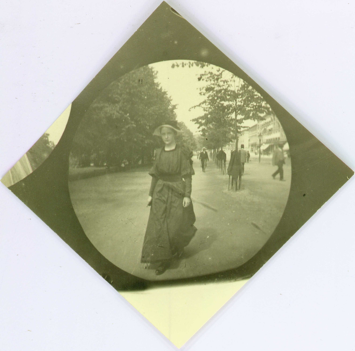 Fredrik Carl Mülertz Størmer, Frk. Signe Faye Hansen med ukjent mann spaserer langs Karl Johans gate, Oslo.