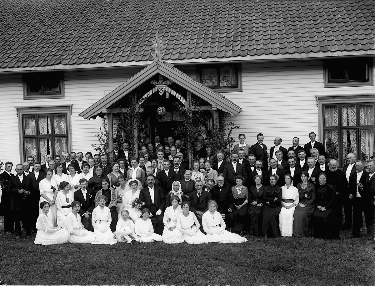 Martin Finborud, STOR GRUPPE. BRYLLUP. PAULINE SANNERUD OG LÆRER ERIK BØLVIKEN.