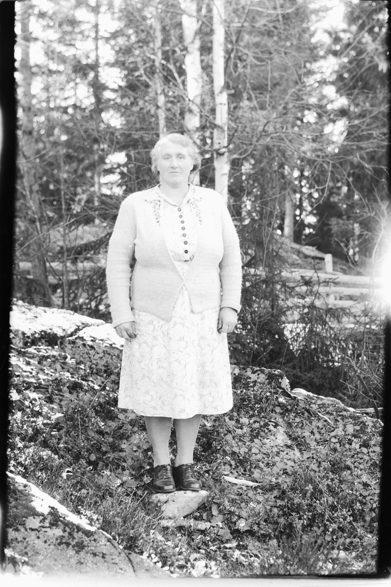 Håkon Prestkværn, Ukjent kvinne i skogen. Fotokonvolutt mrk. "Jarle Olsen okt. 1948"