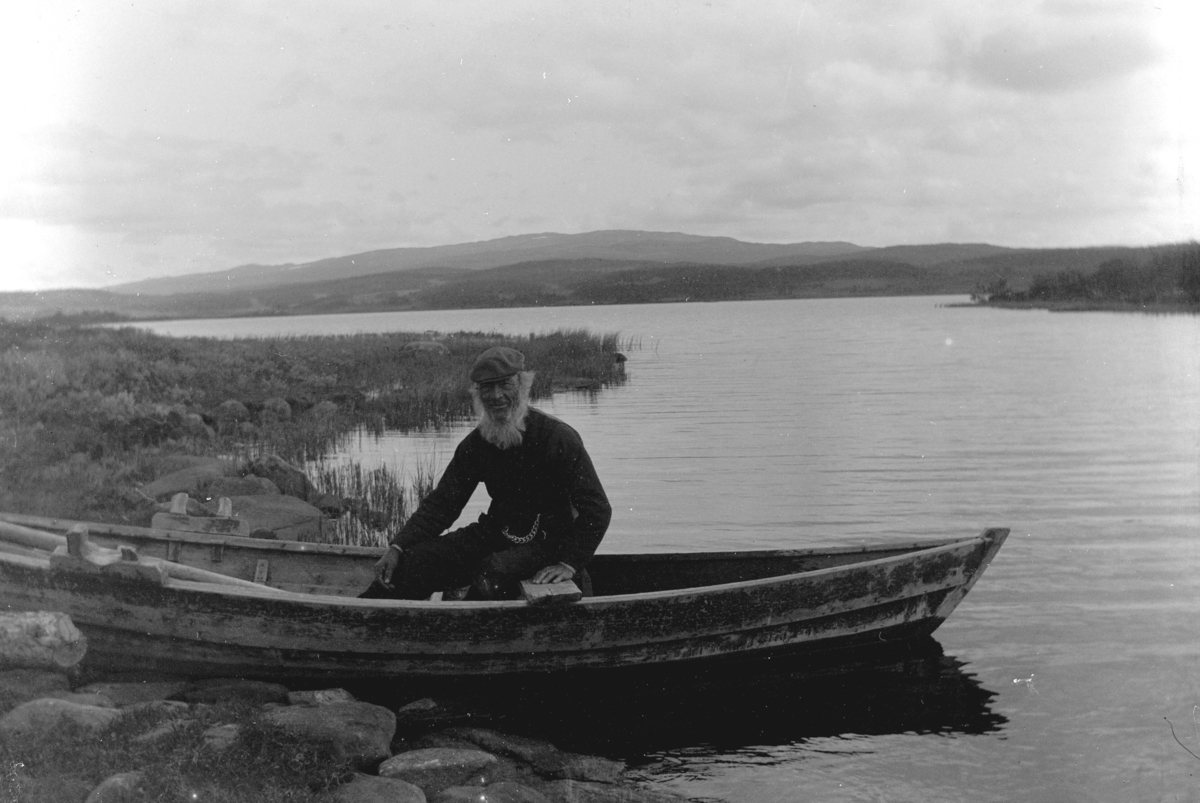 Ole Hansen Løken, UKJENT MANN I ROBÅT, FJELLVANN.