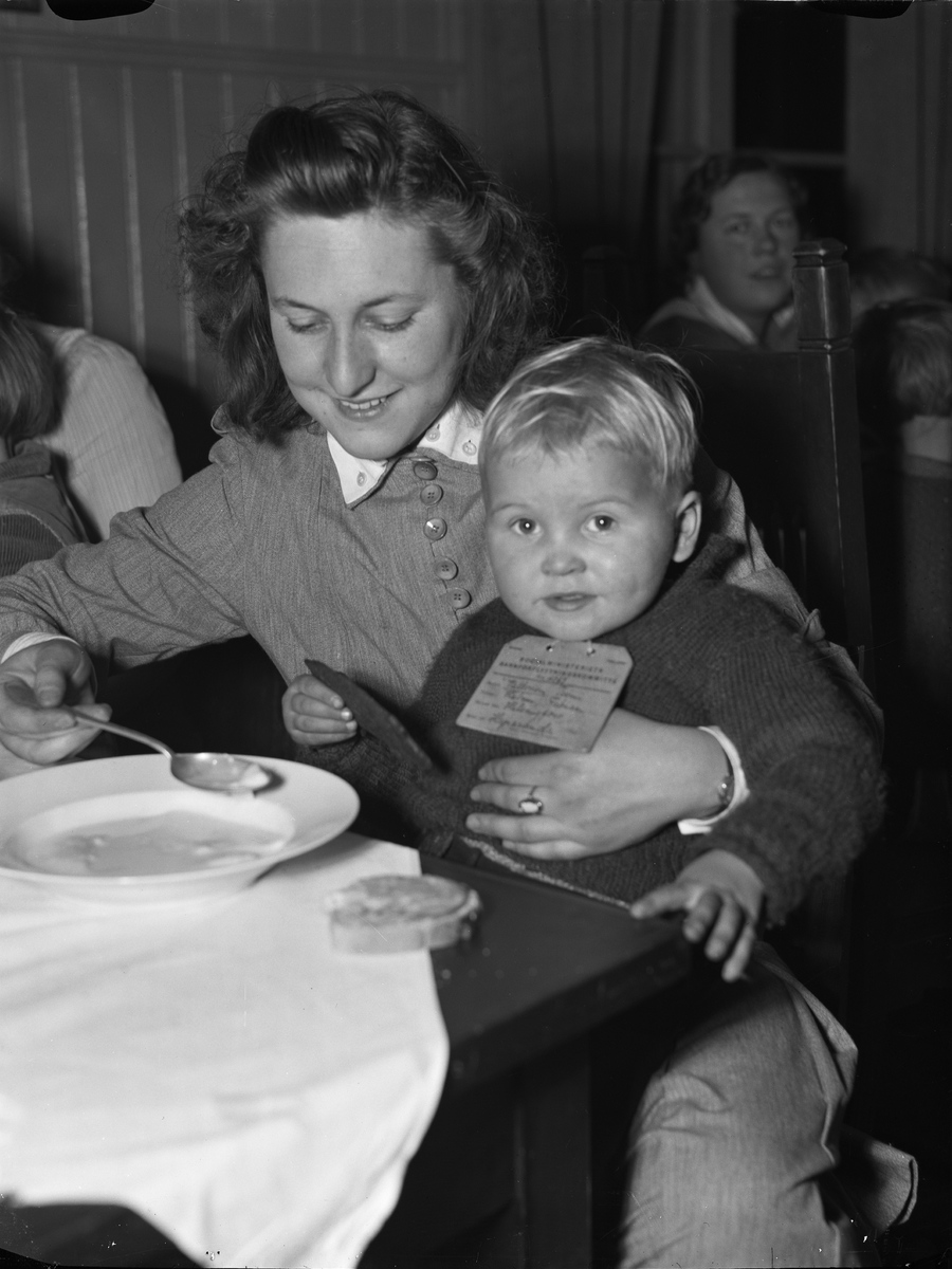Paul Sandberg, The Friherrdess Eleonore Cederström feeds a Finnish refugee child, Uppsala lottakårer, Salagatan 21