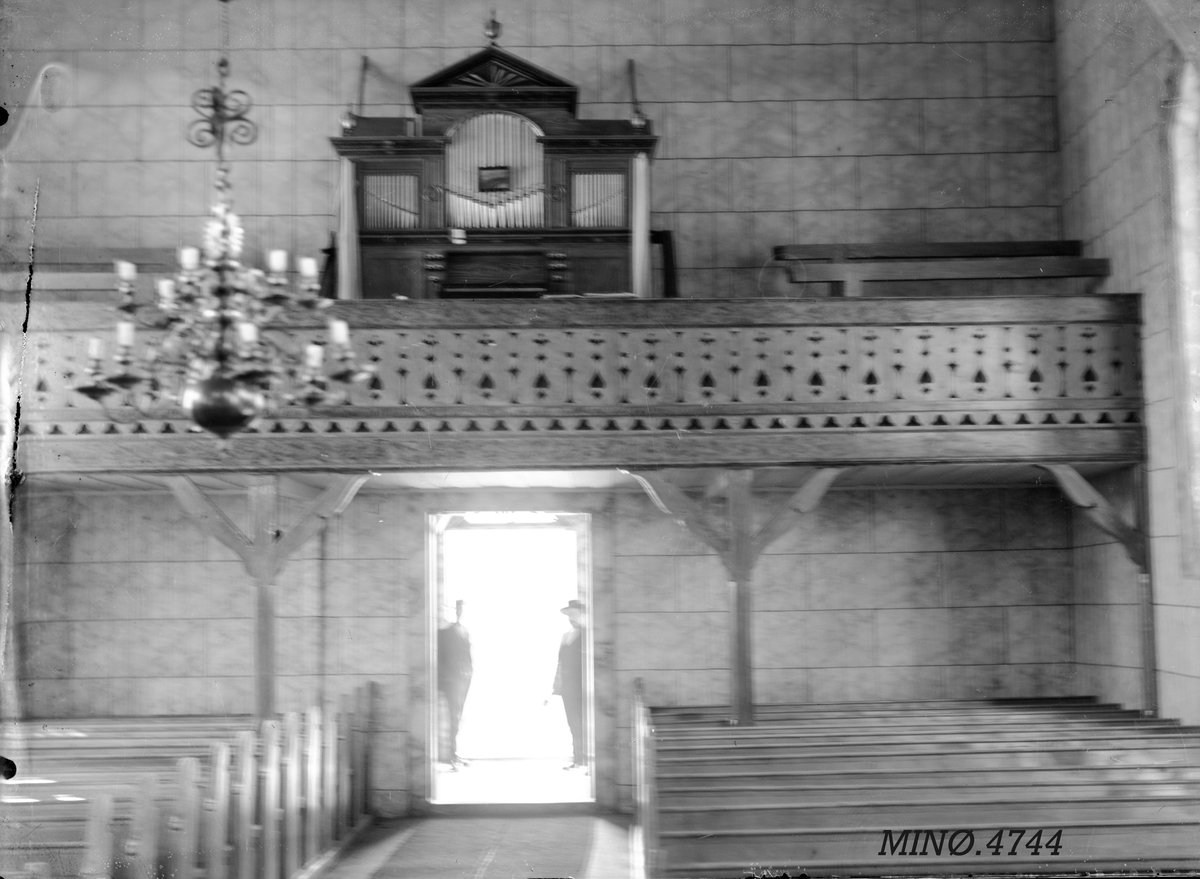 Peder J. Bredalslien, kirke, inventar, orgel,
