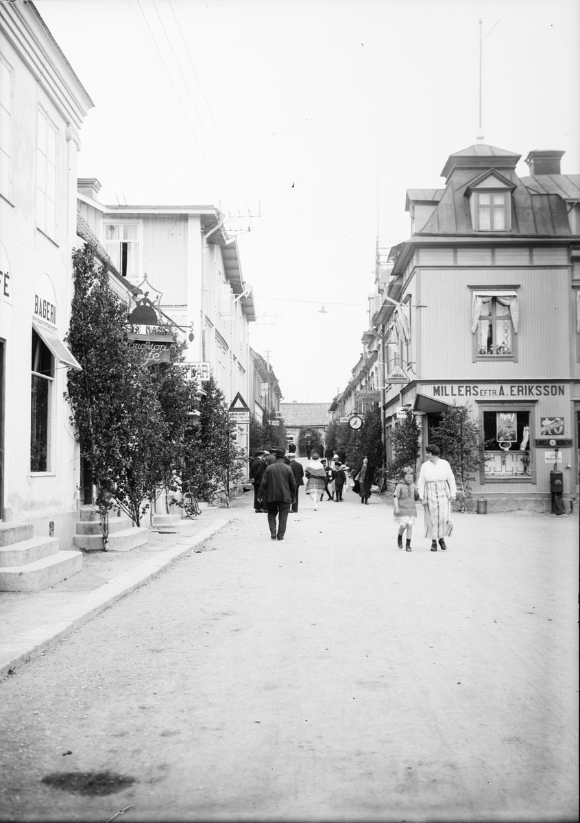 Skötsner-Edhlund, Midsommar på Drottninggatan, Östhammar, Uppland