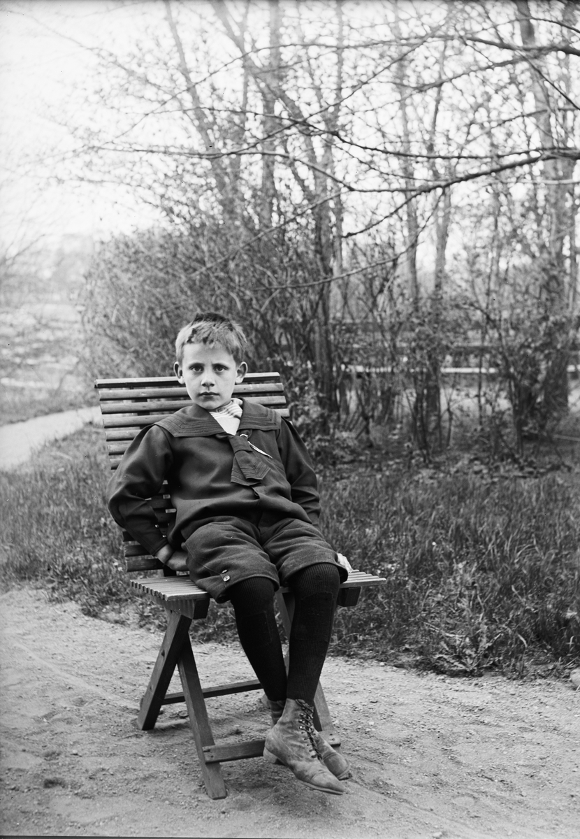 Okänd,, Roland Liljefors is sitting on chair in garden, probably in Sweden