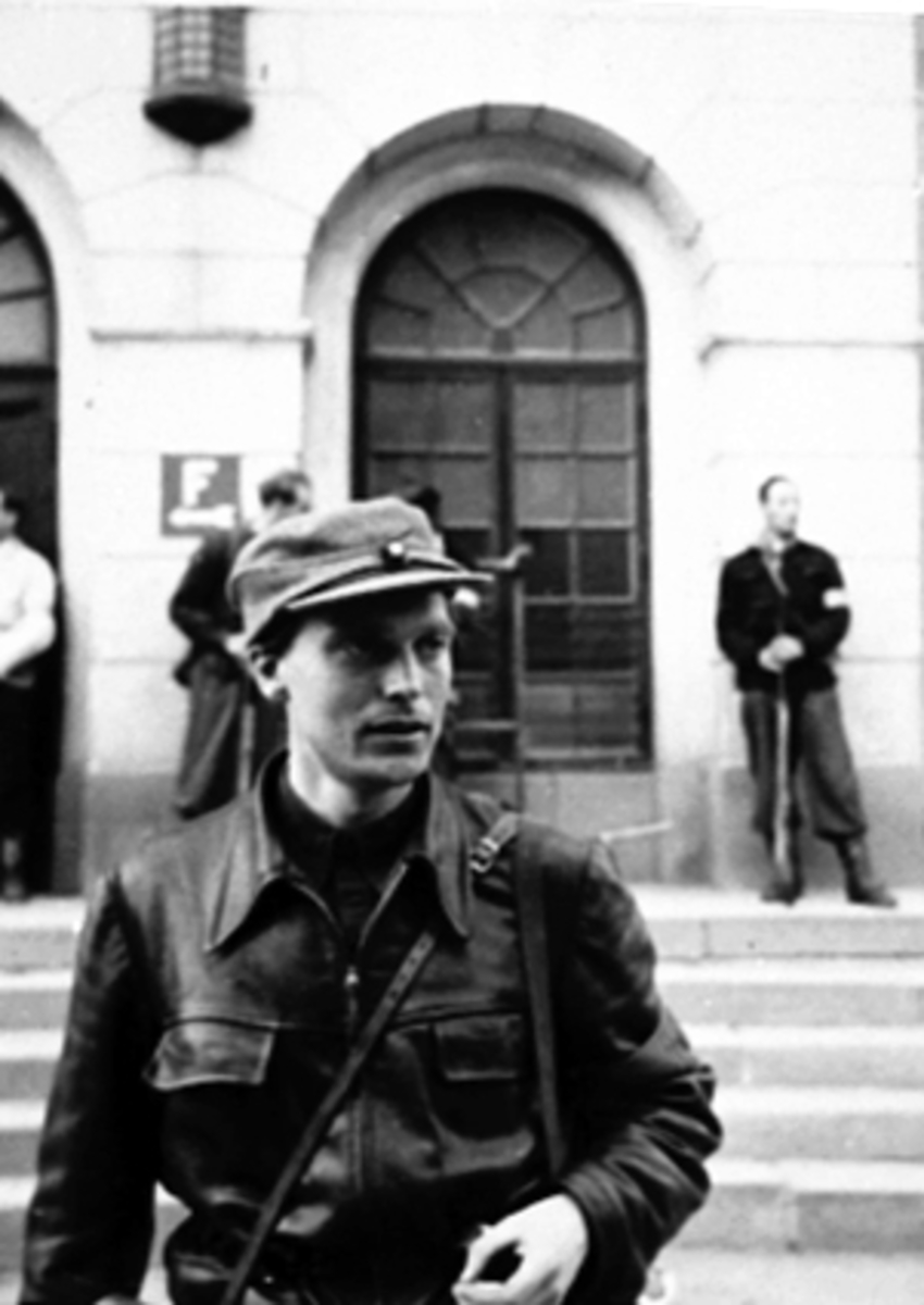 Anno Domkirkeodden, TOR KLØVSTAD I UNIFORM FREDSDAGENE I MAI 1945 UTENFOR FRIMURERLOSJEN, ØSTRE GATE 54. Se HHB-10100 for original bilde.