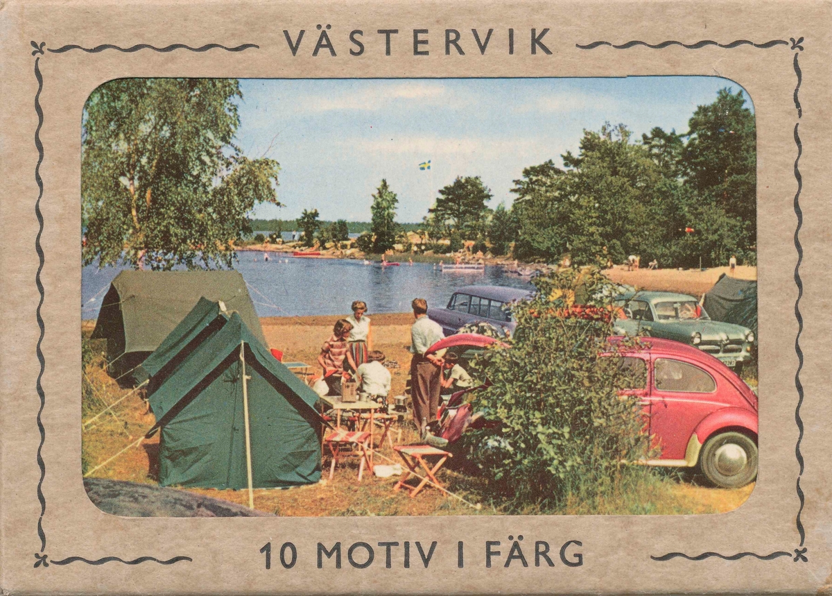 Okänd fotograf,, Pappersmapp med 10 Västerviksmotiv i färg. I bilden syns Lysingsbadet. Tält, familj och en Volkswagen i förgrunden. Framsida.